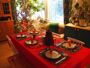 640px-Christmas_dinner_table_(5300036540)